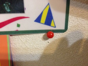 ポスターを画鋲を使わないで壁に貼る6つの方法!
