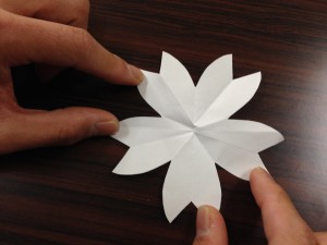 切り絵で桜。図案を考えたら線2本だった件について。