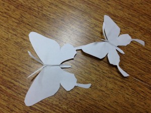 子供でもできる切り絵!図案を見ながら蝶を作ろう。