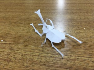 切り絵でカブトムシ！都会でもたくさん作れます！