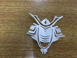 大きな部屋がなくても大丈夫！切り紙でカッコいい兜の作り方はこちらから！