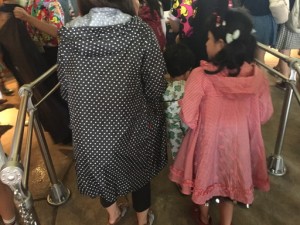 ディズニーランドが雨の日、レインコートが聖衣に思えた!