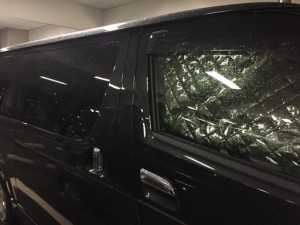 ハイエースのパワースライドドアにするか小窓にするか?10年以上乗ってみた結果。