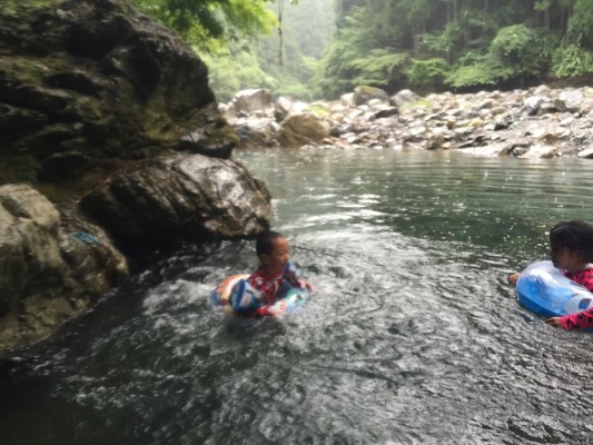 奈良県の川上村で超穴場の子供が安心して川遊びできるスポットを見つけた 冒険家族