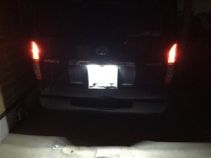 4型ハイエースのナンバー灯をLEDに交換する方法を簡単に動画で説明します！