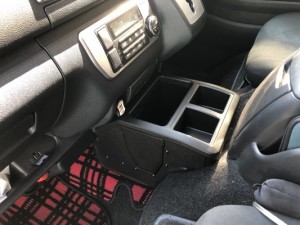 ハイエースに2リットルのペットボトルや紙パックが置けるドリンクホルダーが欲しくてカーメイトのコンソールボックスを買ってみたのでレビューしておく